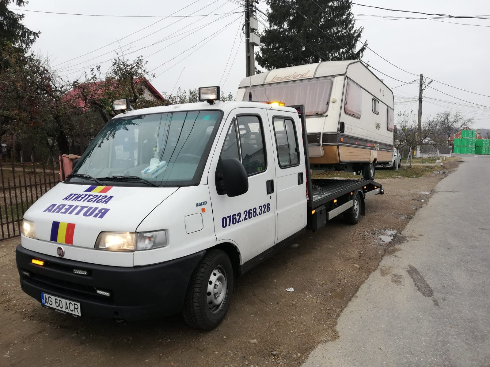 Autospecială ASR24 tractând o rulotă